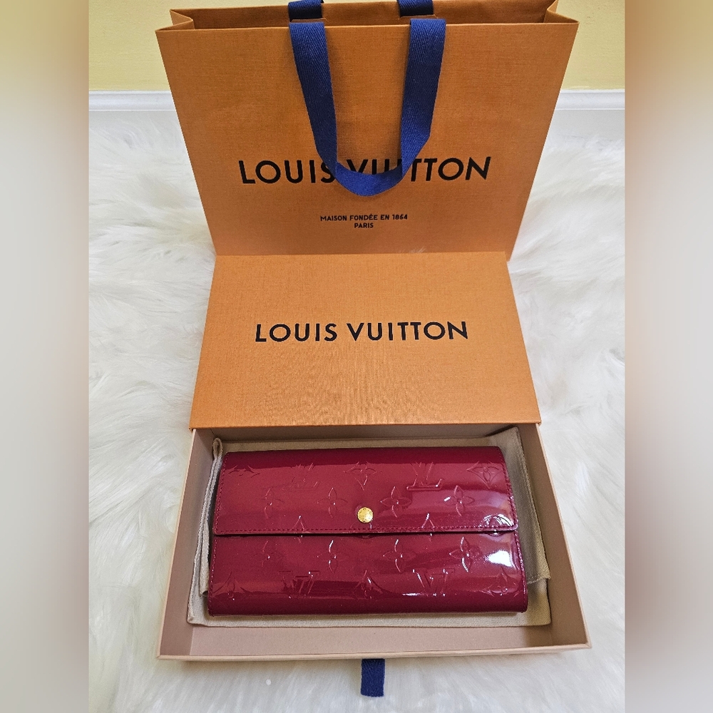 ❤️🎉HOST PICK 🎉❤️Authentic LV Sarah Long Wallet Portefeuille Monogram Vernis
